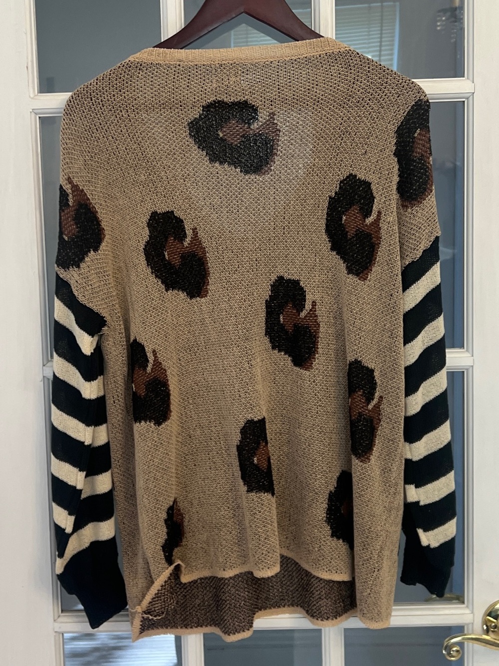 AMARYLLIS x ASHLEE NICHOLS Women’s Animal Print V-Neck Sweater Size M - Picture 2 of 4